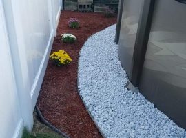 redmulch-whitestones