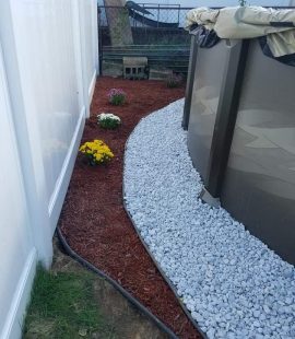 red mulch-whitestones redmulch-whitestones