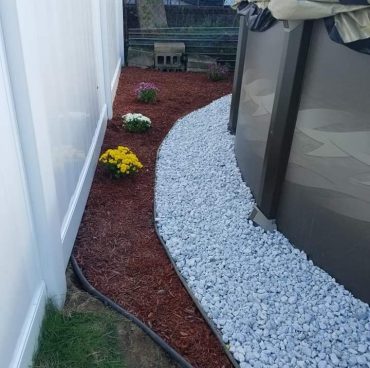 red mulch-whitestones redmulch-whitestones